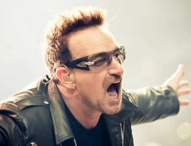 Στη Μύκονο με την οικογένεια του ο Μπόνο των U2 (βίντεο)